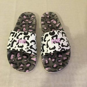 P448 Animal Print Slides Size: 10